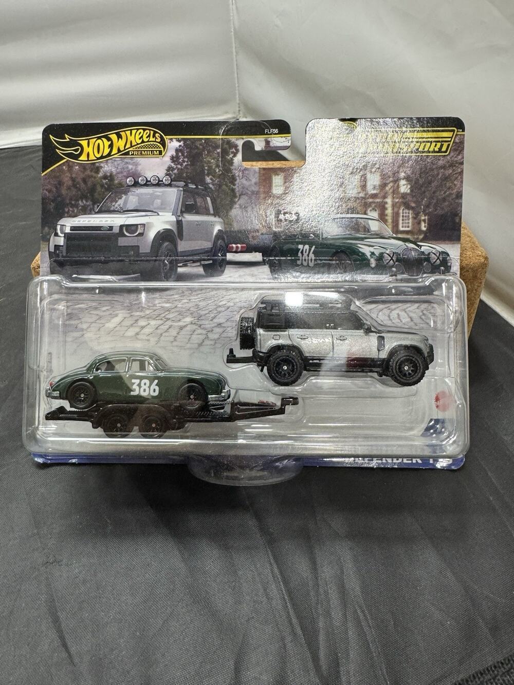 Hot Wheels Premium Team Transport #74 Jaguar MK1 2023 Land Rover Defender 110